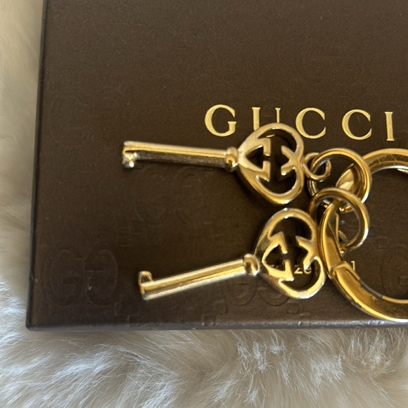 Gucci gold tone keychain with 2 key charms and box - Picture 3 of 11